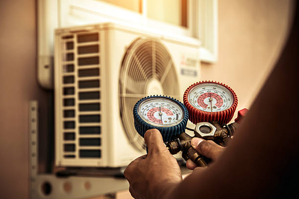 Professional Hvac technician working in Delong, IN